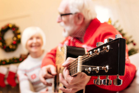 圣诞节前夕配有声吉他的高龄夫妇图片