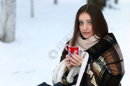 年轻漂亮的女孩在户外冬天下雪的日子图片