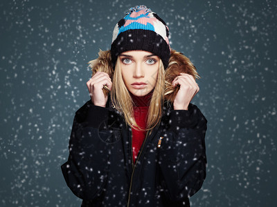 下雪的冬天风格的女孩时尚美丽的年轻女子在hatha图片
