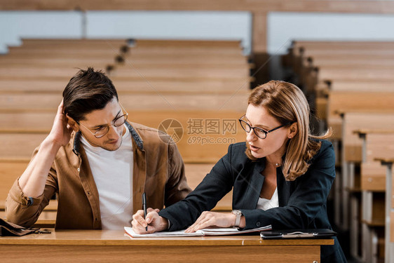 课堂男学生的女教师校考试图片