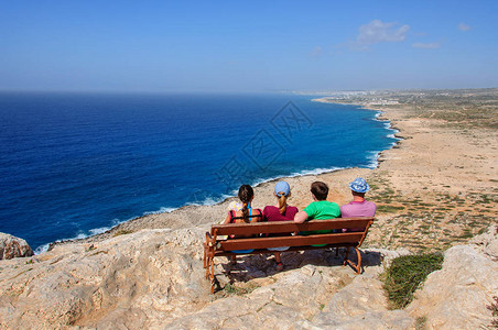 在靠近海洋的板凳上的人塞浦路斯图片