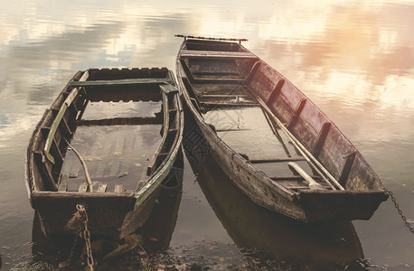河上旧的被淹没的木船图片