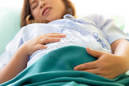 孕妇腹部疼痛或受伤图片