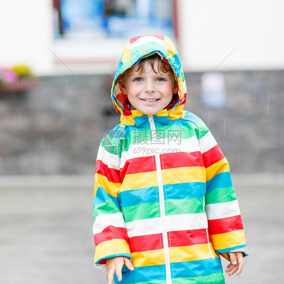 可爱的小孩在防水夹克里走过雨中孩子在图片