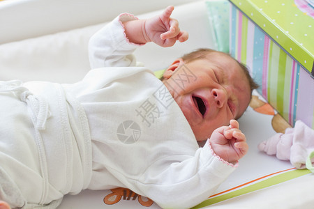 刚出生的女婴哭了十天大图片