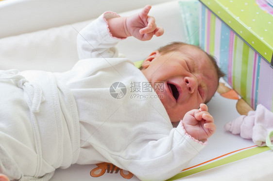 刚出生的女婴哭了十天大图片