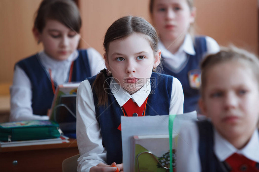 小学生在小学上课女孩看着老师俄罗斯的教育高清图片下载-正版图片503366505-摄图网