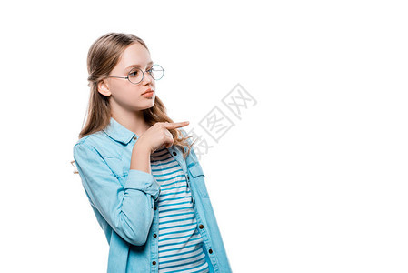 戴着眼镜的年轻美少女用手指在白色上被孤图片