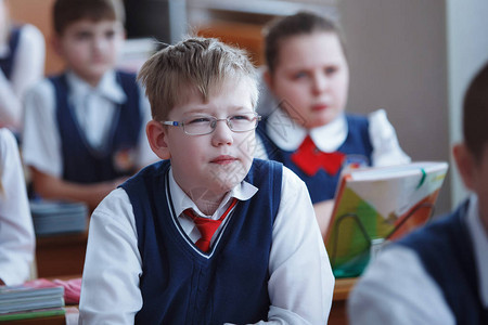 小学生在小学上课戴眼镜的男孩看着老师俄罗斯的教育图片