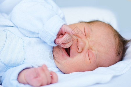 刚出生的女婴哭了十天大图片