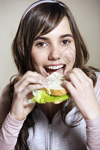 少女用生菜吃美味的图片