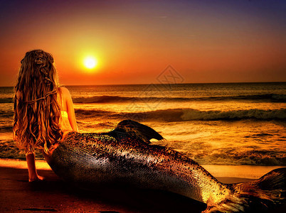 女水神美人鱼在海沙滩上做梦图片