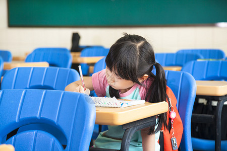 女学生在教室里独自学习图片