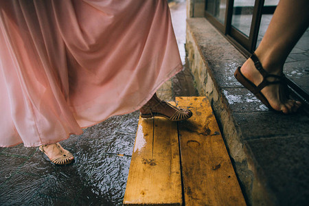 没有伞在雨中奔跑的年轻女子图片