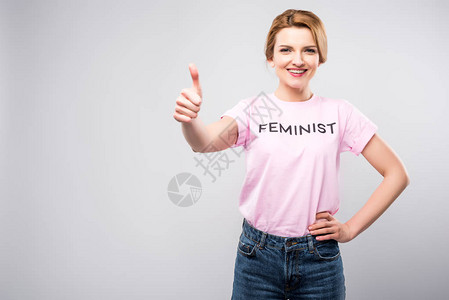 穿着粉红色女权运动者T恤图片