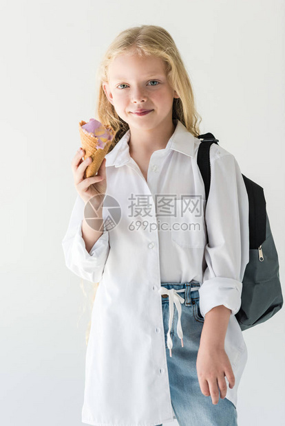 可爱的小孩背着包吃冰淇淋和微图片