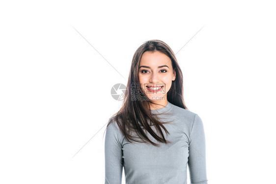 美丽的微笑着的女人的肖像看着在白色上图片