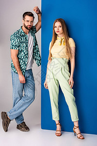 时尚的年轻夫妇穿着灰色和蓝色的夏装图片