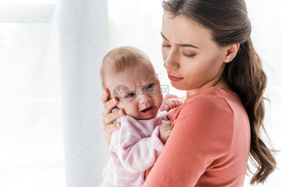 在家中哭着婴儿的怀抱着手抱着有图片