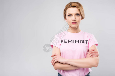 穿着粉红女权运动者T恤的自信妇女图片
