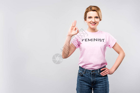 穿着粉色女权主义T恤的女人图片
