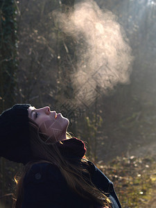 美丽的女孩在寒冷秋天清晨呼图片