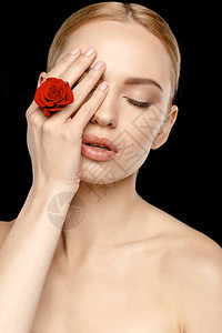 女人闭着双眼红玫瑰在图片