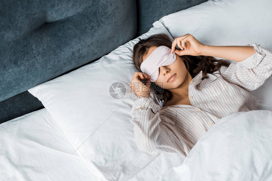 睡着的女青年戴睡面具早图片