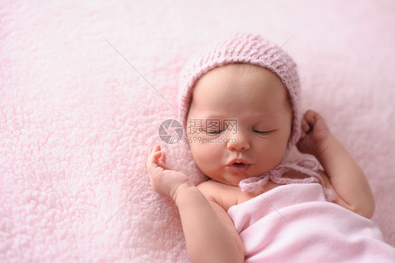 一个咕叫的两周大的新生女婴的画像图片