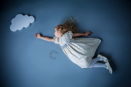 小女孩伸向云背景图片
