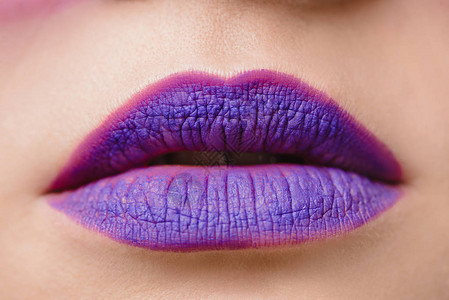 女紫色嘴唇的裁剪图像背景图片