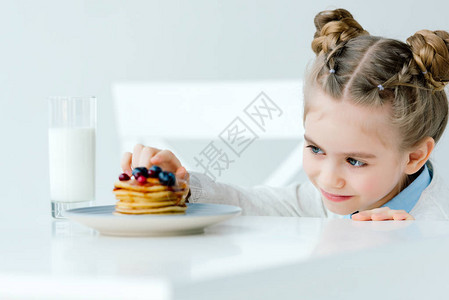 看着家里做的煎饼桌上有浆果和蜂蜜的豆子还有小孩图片