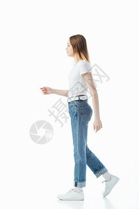 穿着蓝色牛仔裤和白色T恤衫的少女侧面在图片