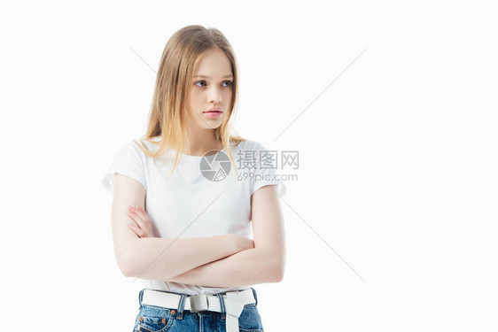 愤怒和冒犯的十几岁的少女用横穿双臂图片
