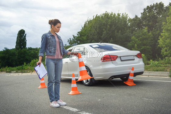 持有汽车保险和在公路上图片