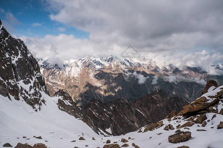 美丽的冬季山区风景图片