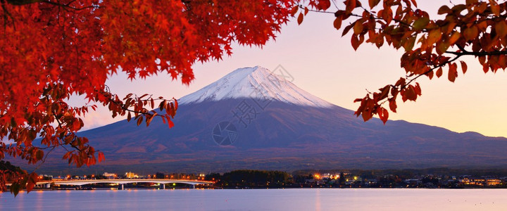 富士山与日本的秋天颜色图片