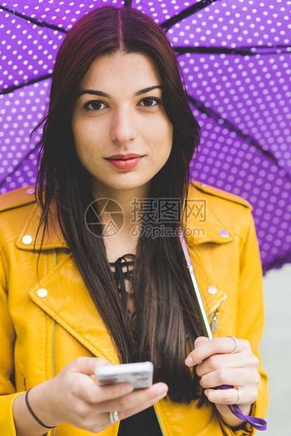 年轻美丽的caucasian棕色头发女图片