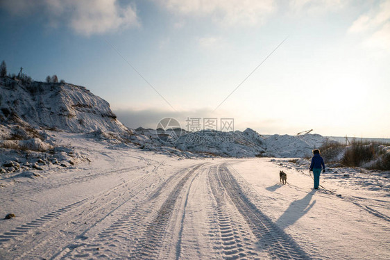 在白俄罗斯Vitebsk的山上雪路上行走的图片