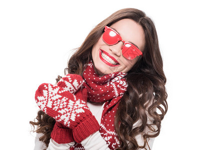 穿着围巾和手套戴着红色不透明的太阳眼镜孤立在白边的图片