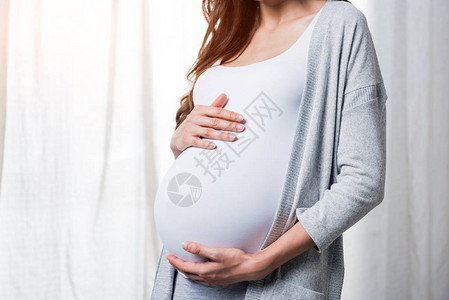 孕妇用手摸肚子背景图片