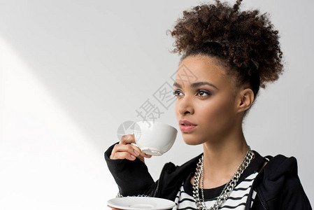 年轻的非洲裔美国女孩拿着一杯茶图片