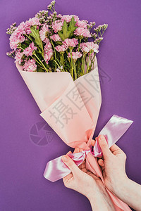 披着紫罗兰上粉红色丝带的美图片