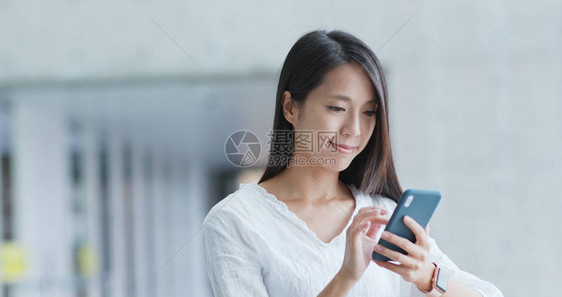 女人点击手机屏幕图片