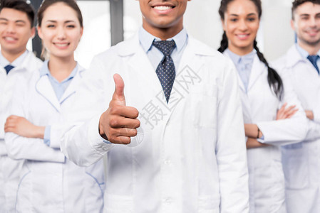 年轻专业医生团队在实验室里站在一起图片