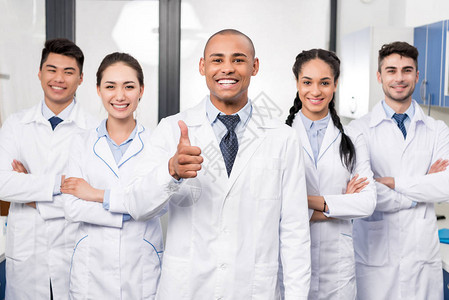 一群微笑着的专业医生团队站在一起图片