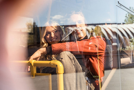 夫妇在乘坐公共交通工具时笑图片