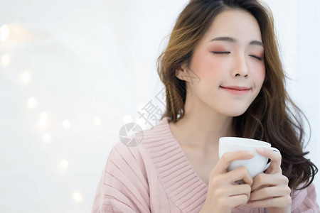 年轻亚洲美女的特写冬季肖像图片