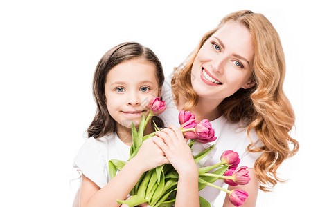 快乐的母亲和小女儿的肖像与鲜花束合在一起图片