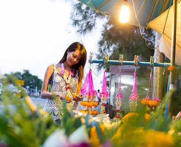 在泰国小贩买花的女人图片